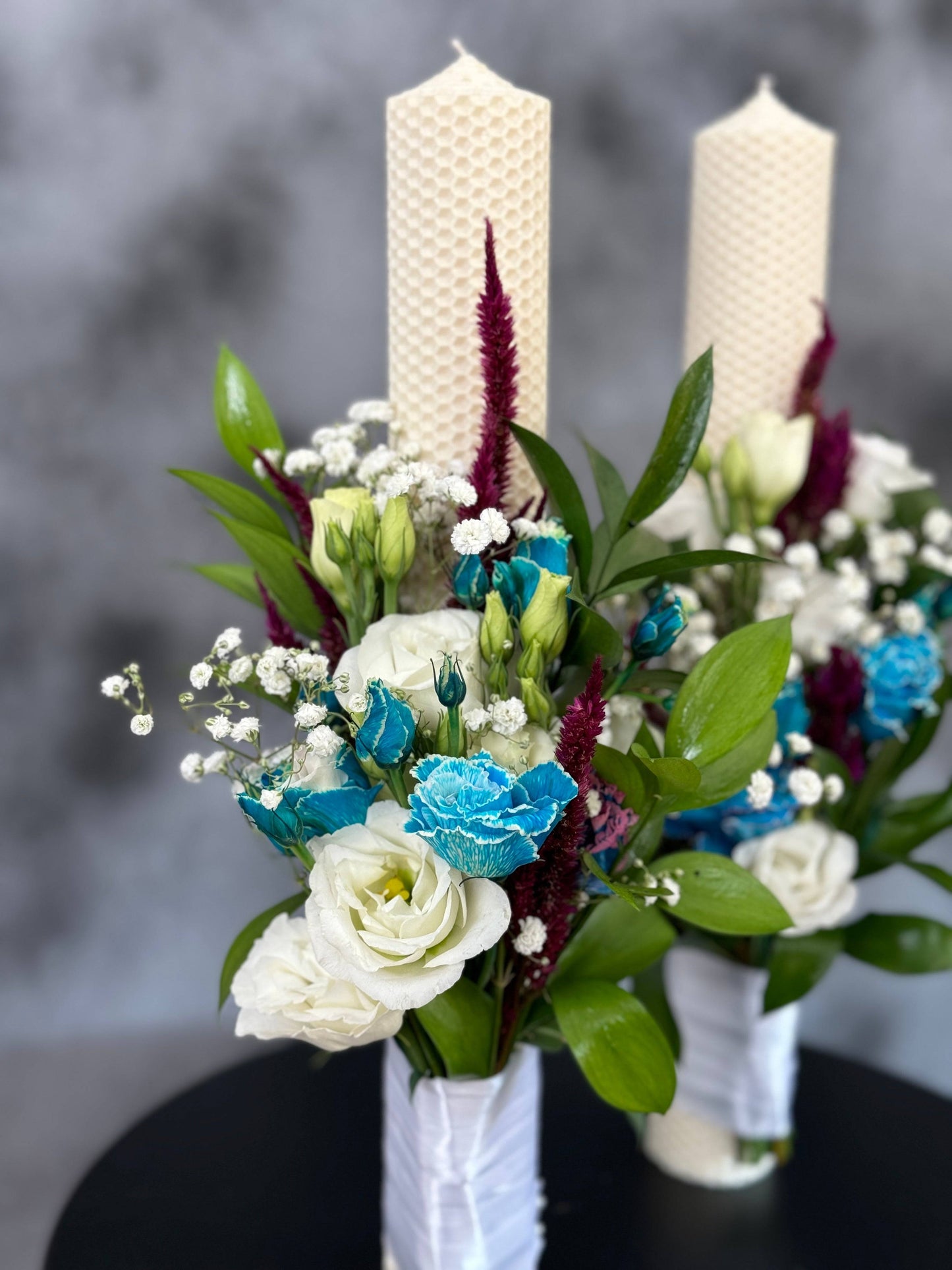 Lumânare pentru nuntă decorată cu eustoma albastră și albă - Mister Flower