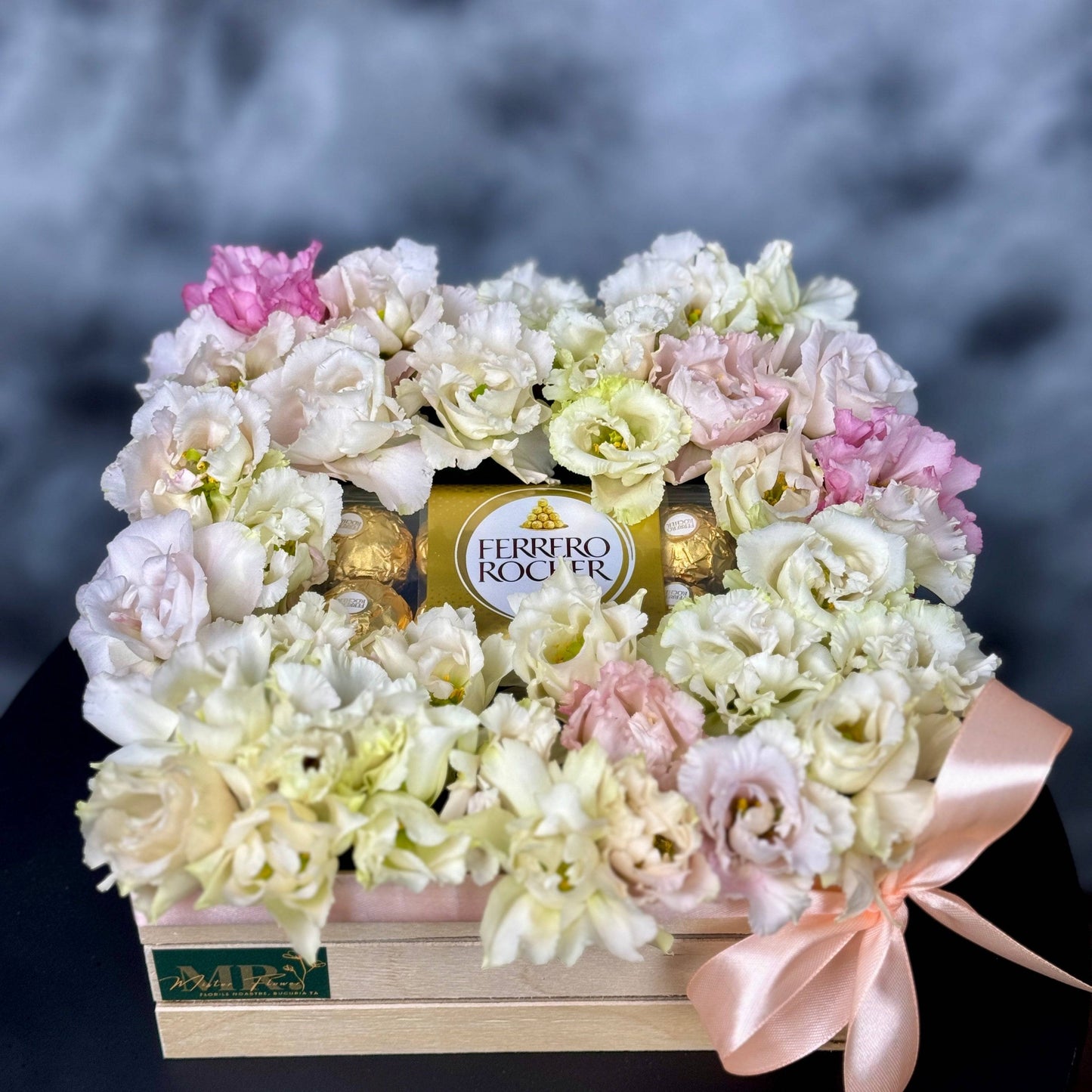 Cadou elegant cu eustoma și praline, perfect pentru aniversări și zile speciale.