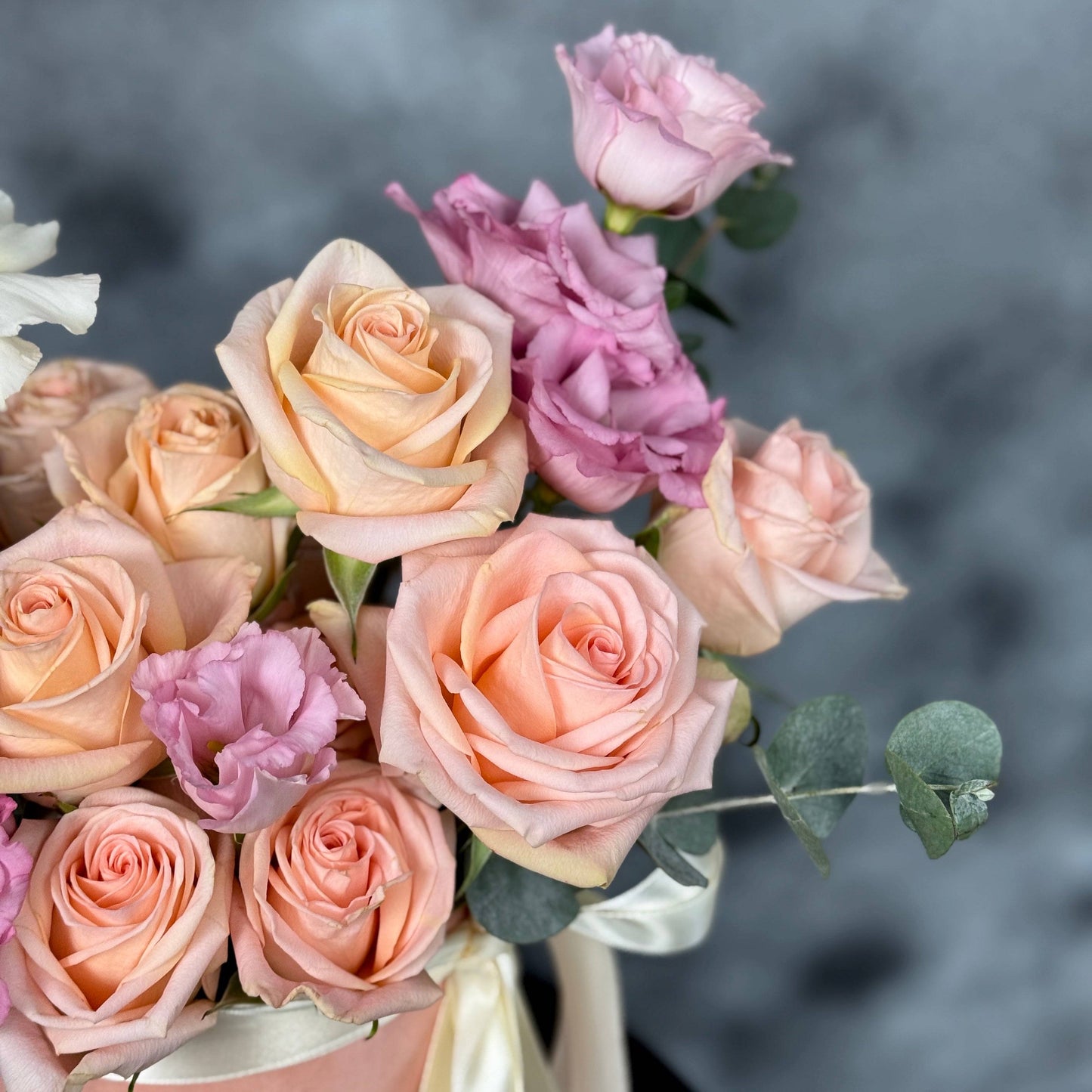Design floral delicat cu flori pastelate și accente proaspete de eucalipt.