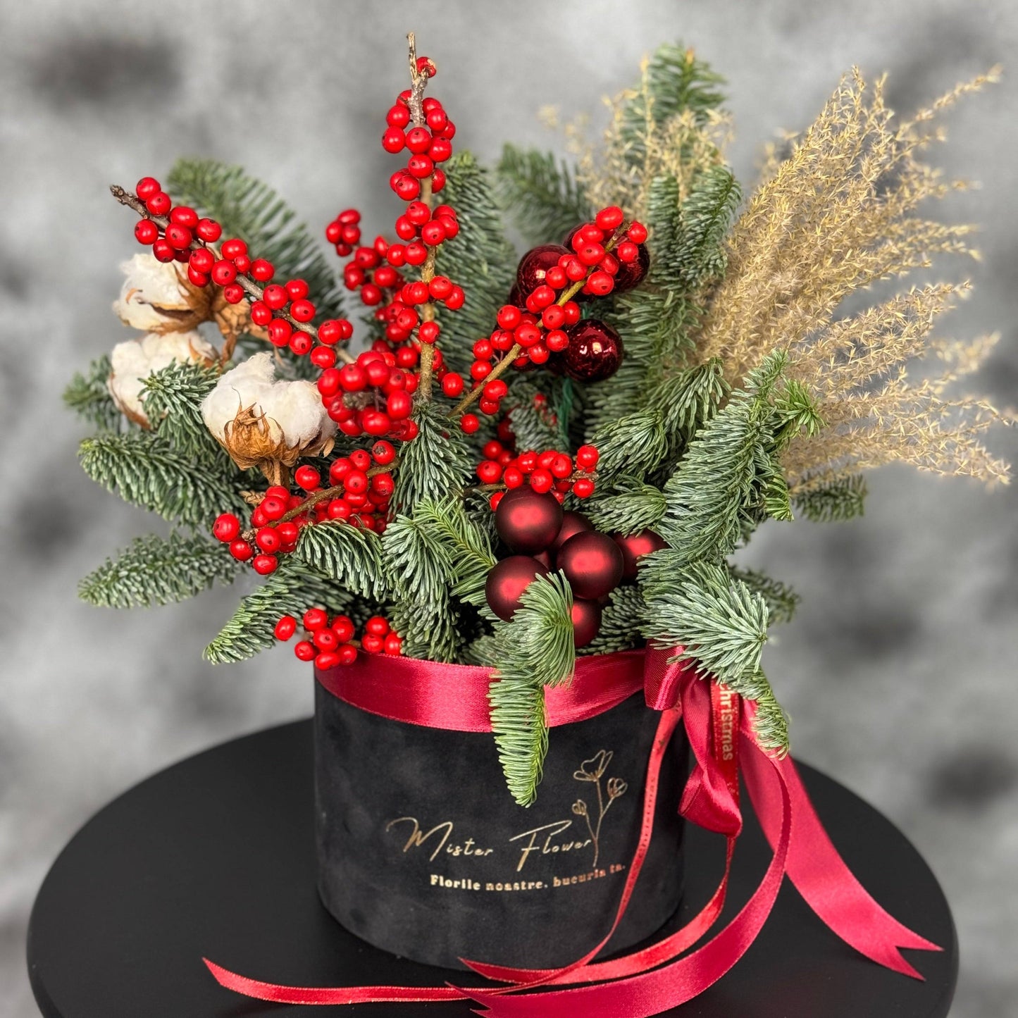 Aranjament festiv cu brad și ilex – decor de Crăciun natural, livrare Cluj