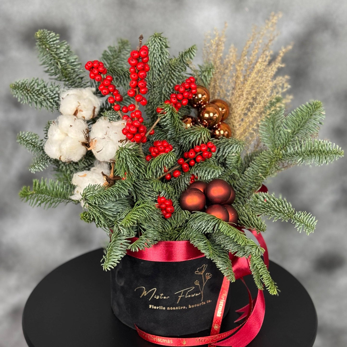 Decorațiune de masă elegantă cu bumbac, globuri și brad natural pentru sărbători.