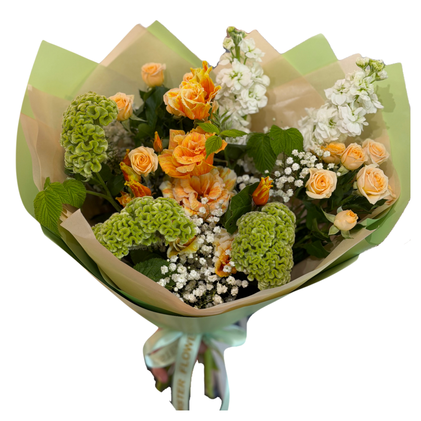 Buchet Citrus Garden cu trandafiri piersică, miniroze, celosia verde, mathiola albă și gypsophila