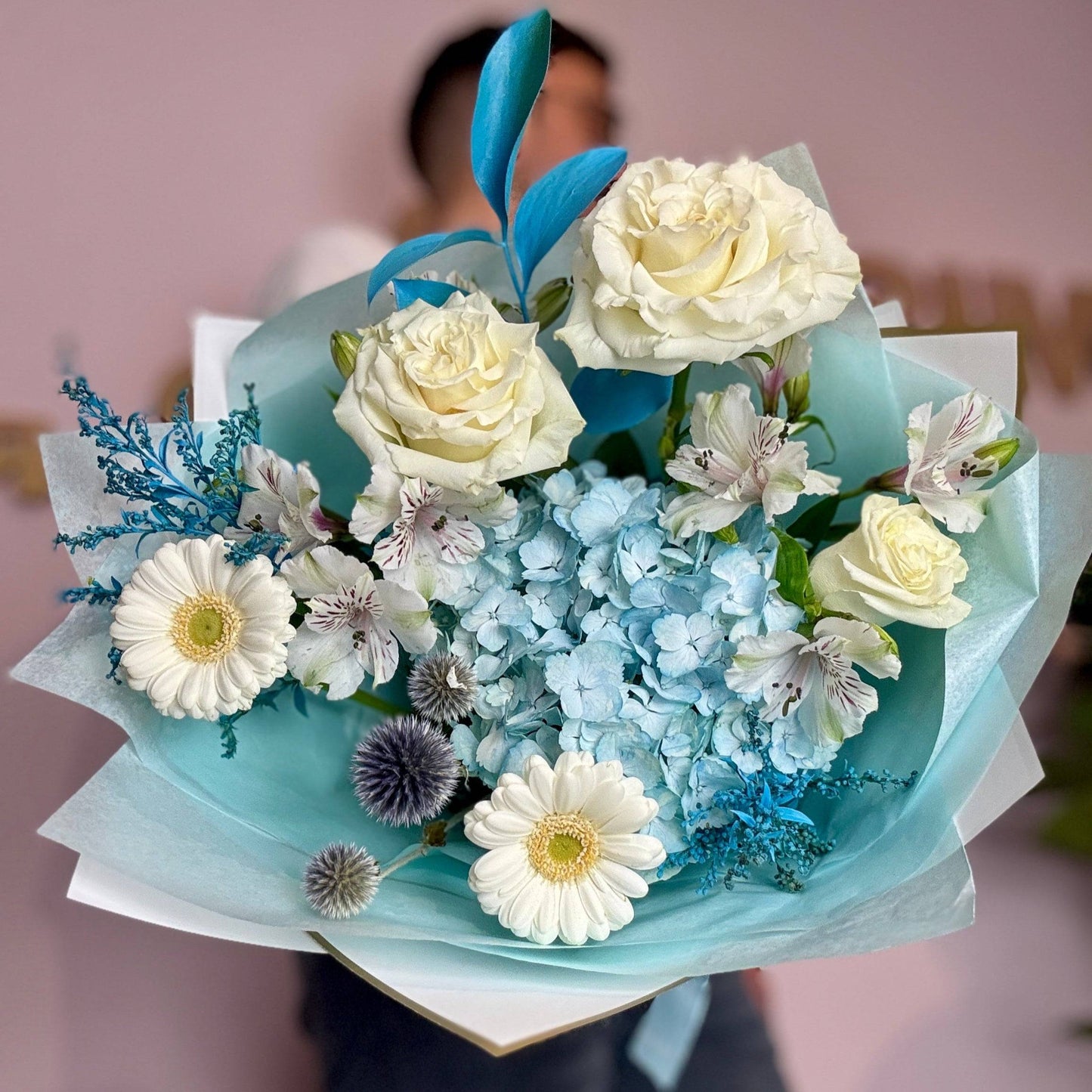 Buchet albastru cu hortensie, trandafiri albi, alstroemeria și germini, livrat în Floresti si Cluj