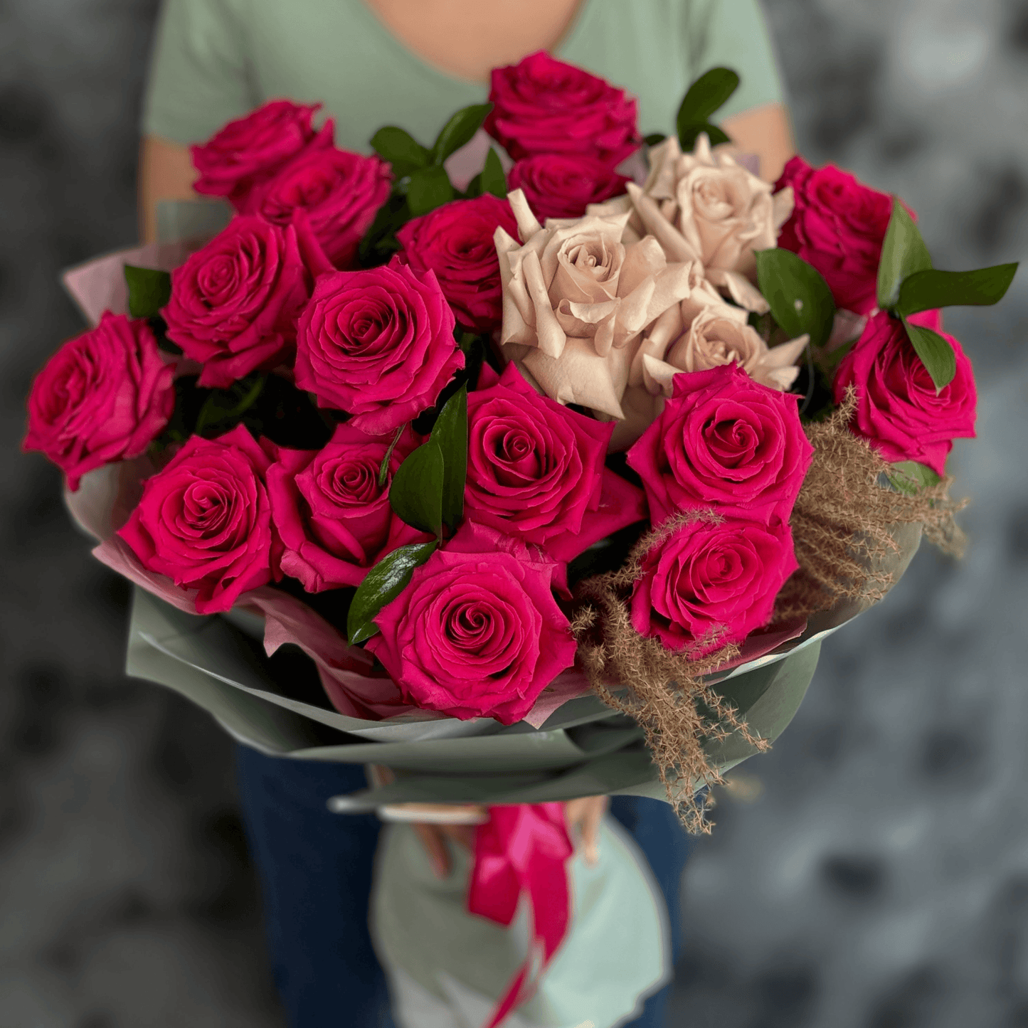 Buchet 19 trandafiri – cadou floral pentru majorat, livrare Cluj