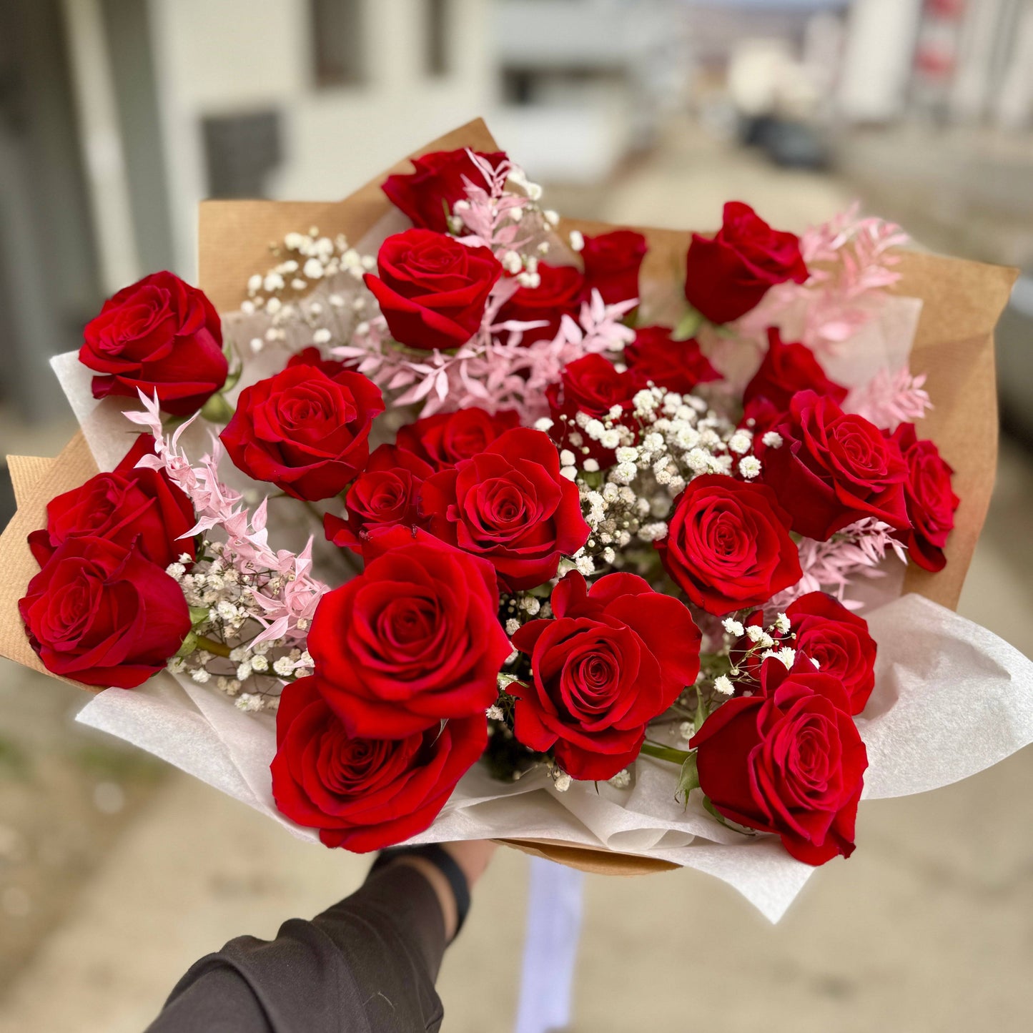 Buchet de 25 trandafiri roșii cu gypsophila și ruscus roz – livrare Cluj