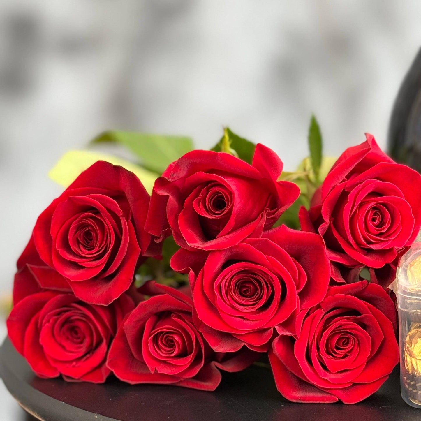 Buchet de trandafiri roșii, prosecco și praline – cadoul perfect pentru îndrăgostiți