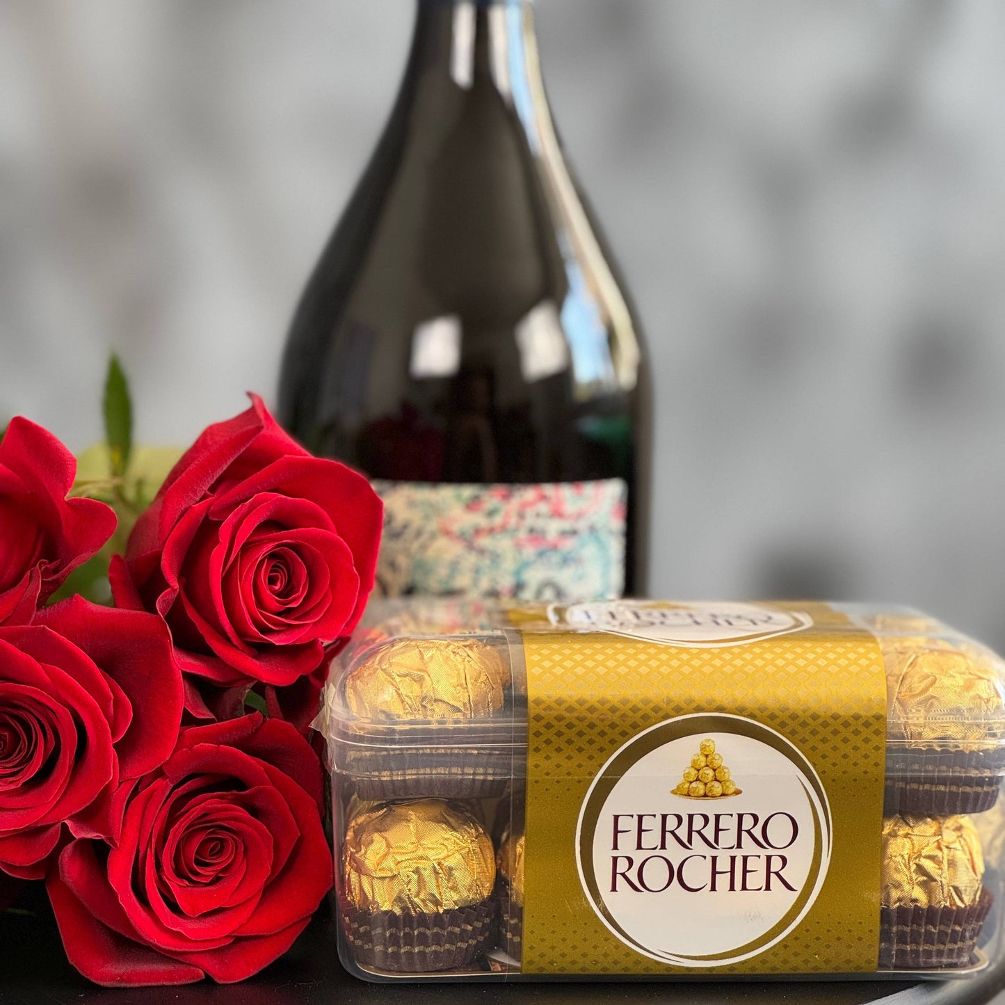 Cadou de lux cu trandafiri roșii, sticlă de prosecco și praline pentru ocazii speciale