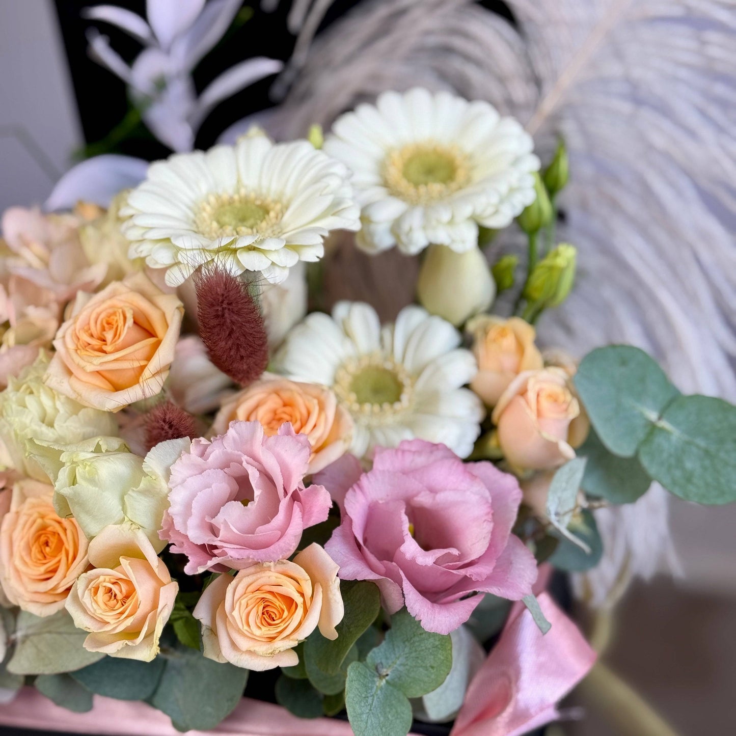 Aranjament floral elegant în cutie neagră,