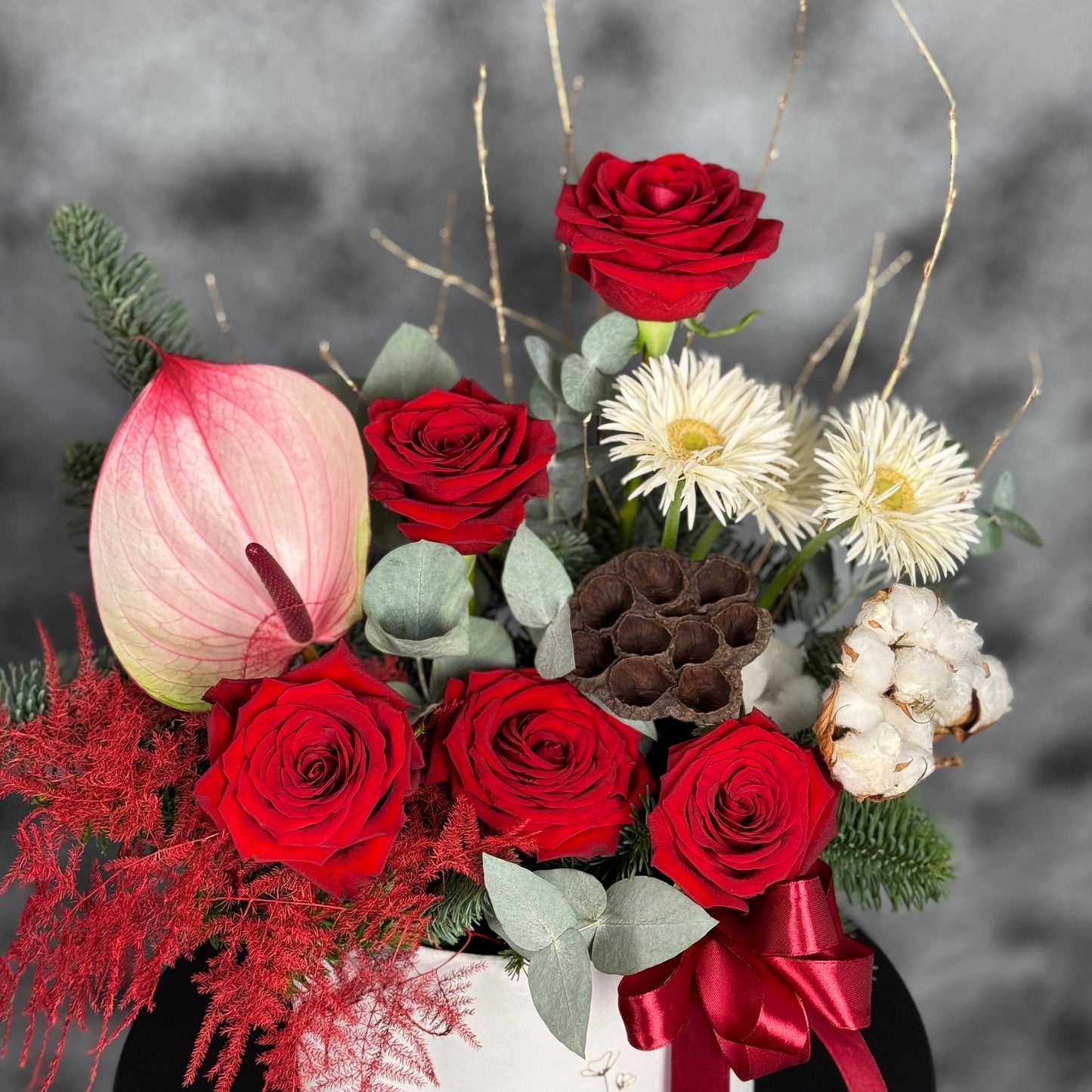 Aranjament elegant de Crăciun cu anthurium și brad natural, disponibil la Mister Flower.