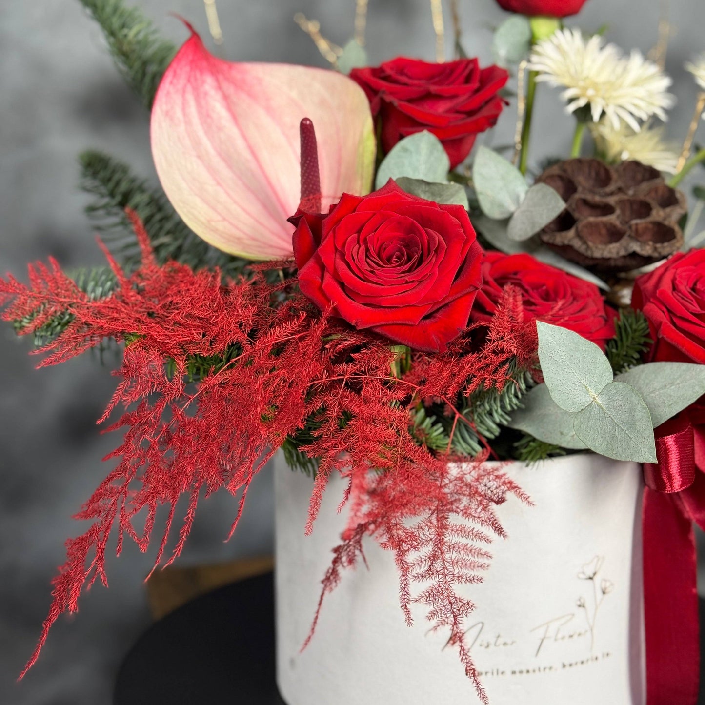Aranjament elegant de Crăciun cu anthurium și brad natural, disponibil la Mister Flower.