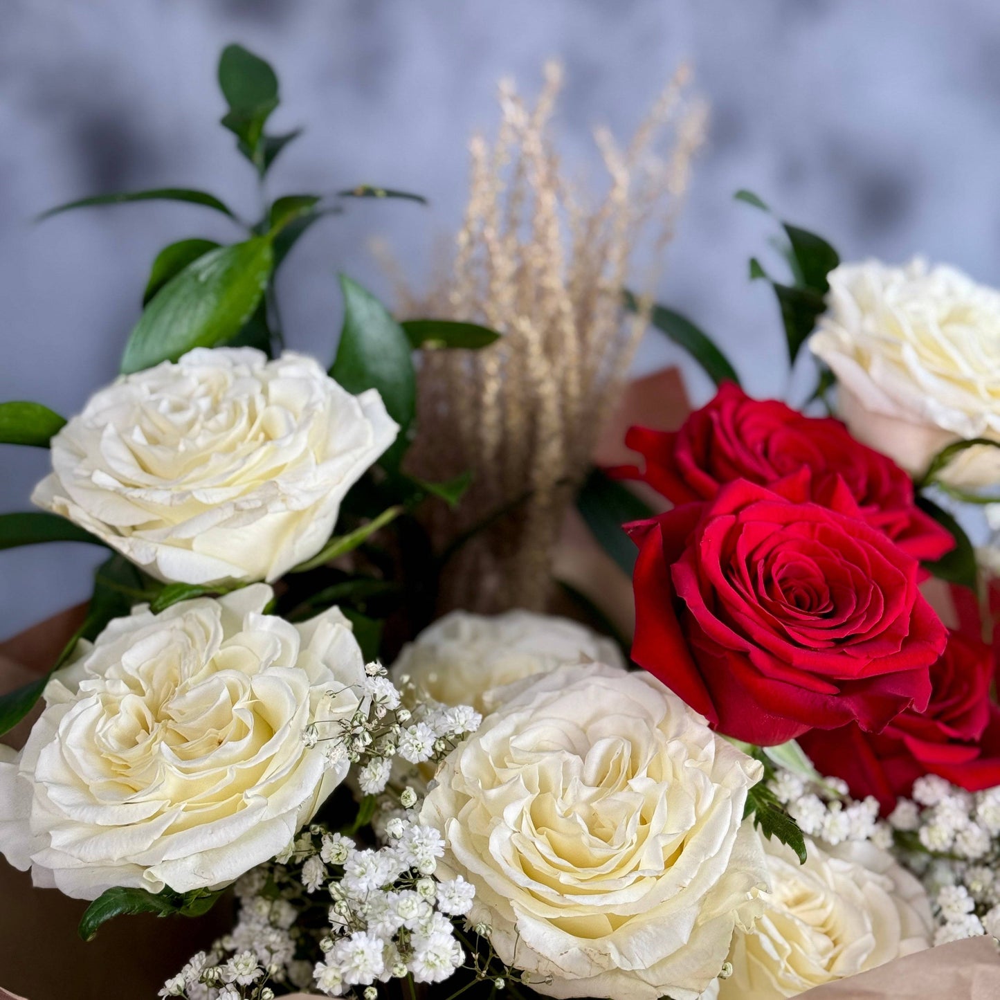 Buchet elegant de trandafiri roșii și albi pentru Valentine's Day, creat de Mister Flower.