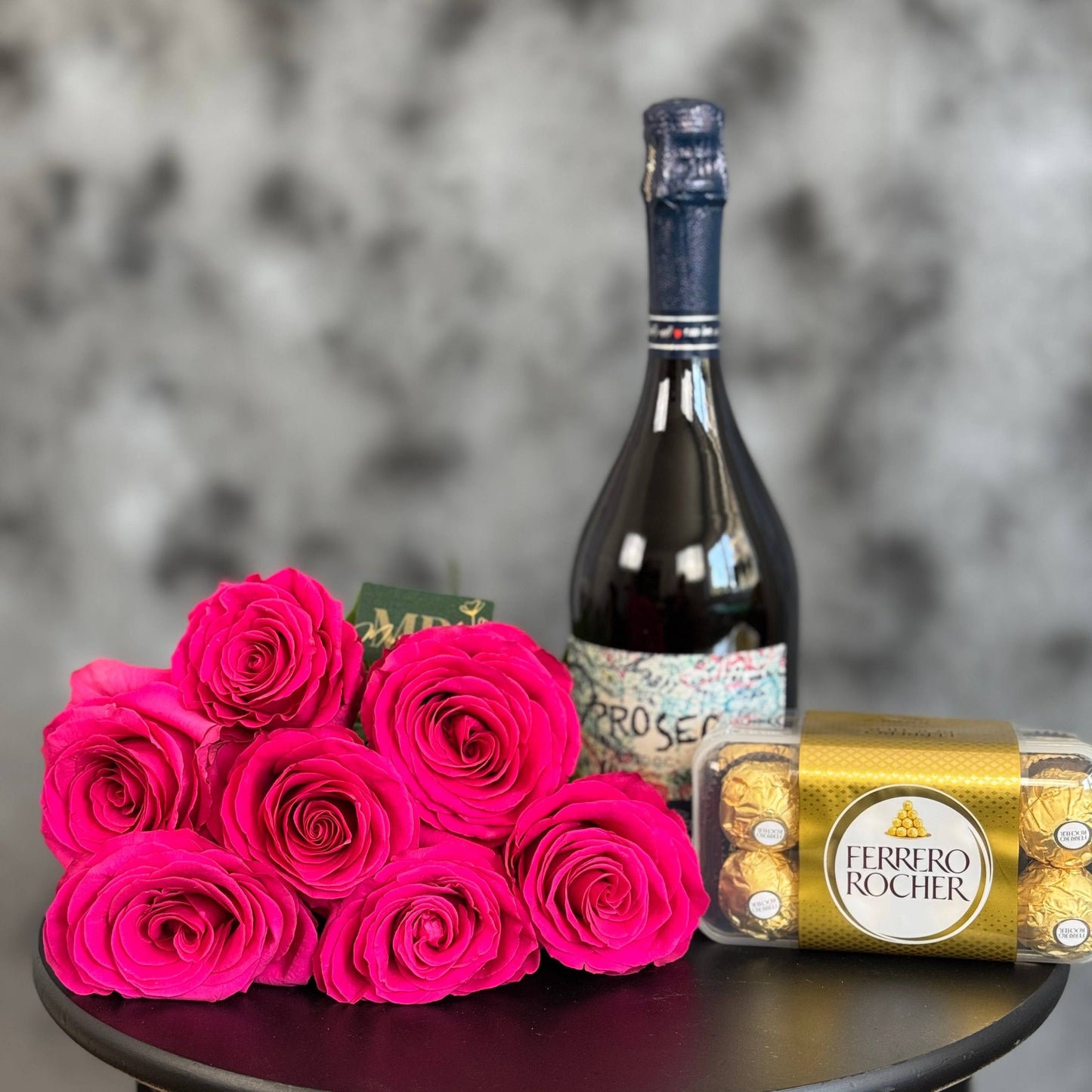 Cadou romantic cu trandafiri și praline – flori fucsia, prosecco, livrare Cluj