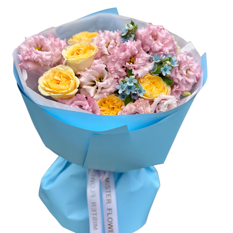 Buchet de flori roz și galbene în ambalaj bleu – Mister Flower Cluj