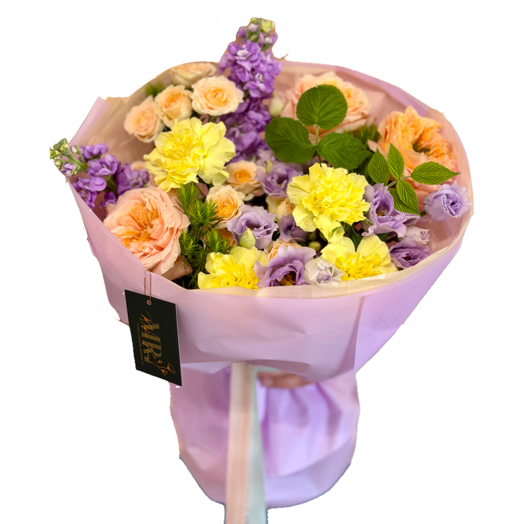 Buchet Apricot Melody cu trandafiri de grădină, mathiola mov, miniroze crem, eustoma lila și garofițe galbene