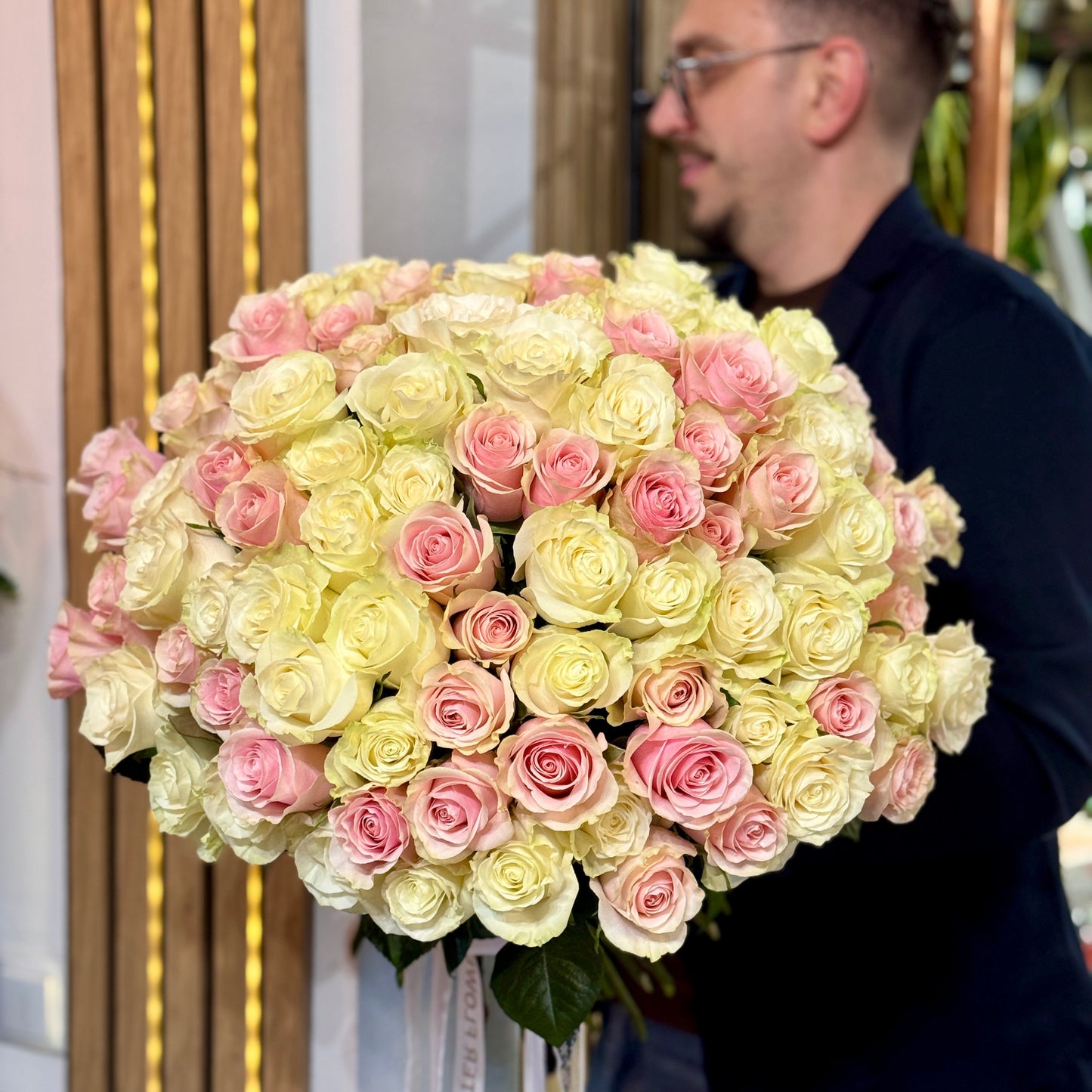 101 trandafiri premium roz și albi, buchet romantic de lux