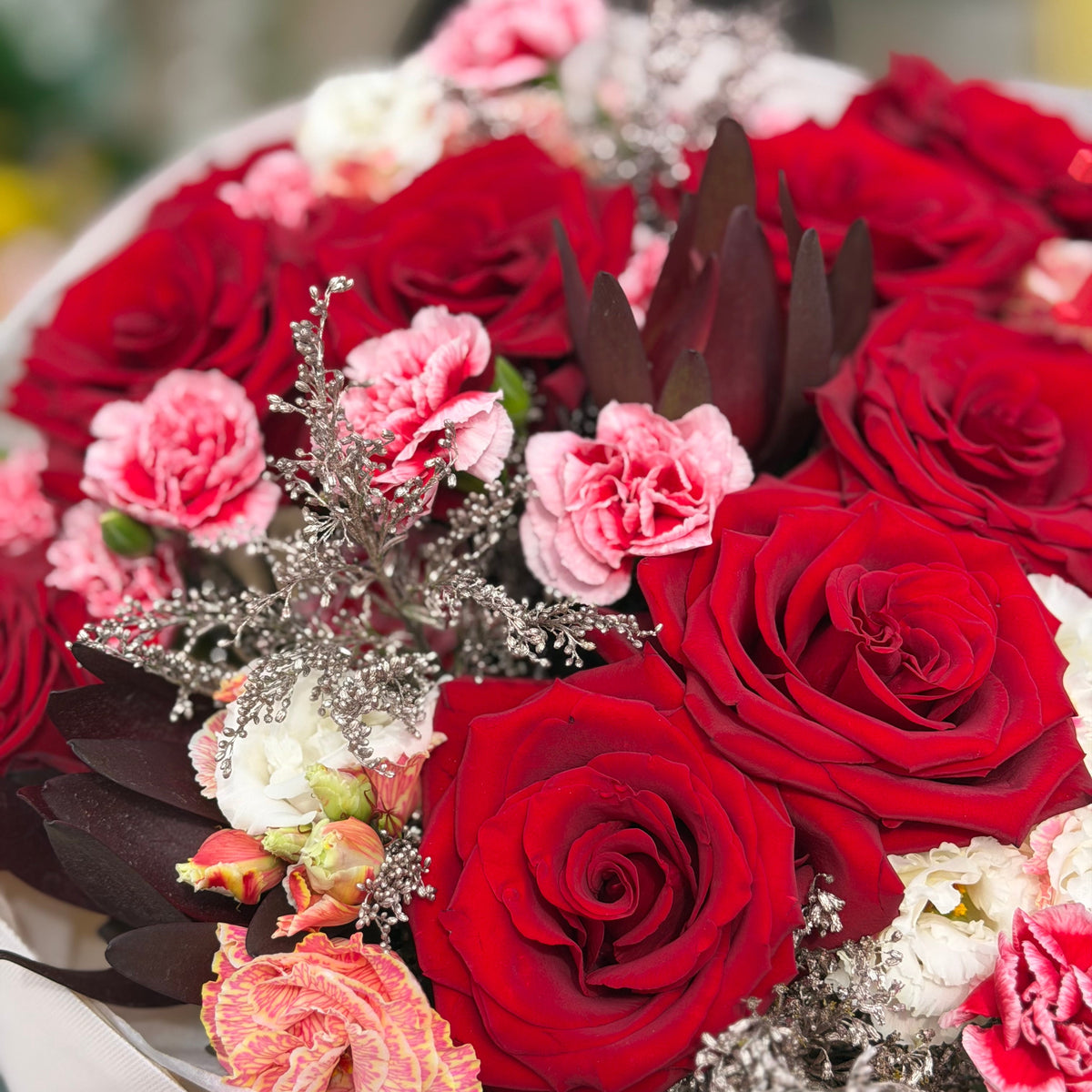 Buchet „Love You” cu trandafiri roșii și eustoma