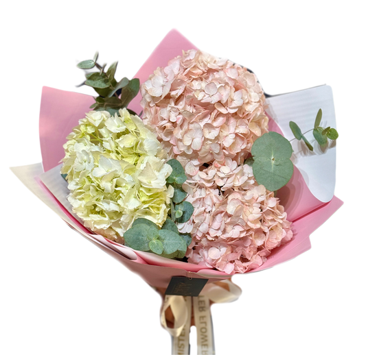 Buchet de Hortensii și Eucalipt – Eleganță Naturală și Delicatețe