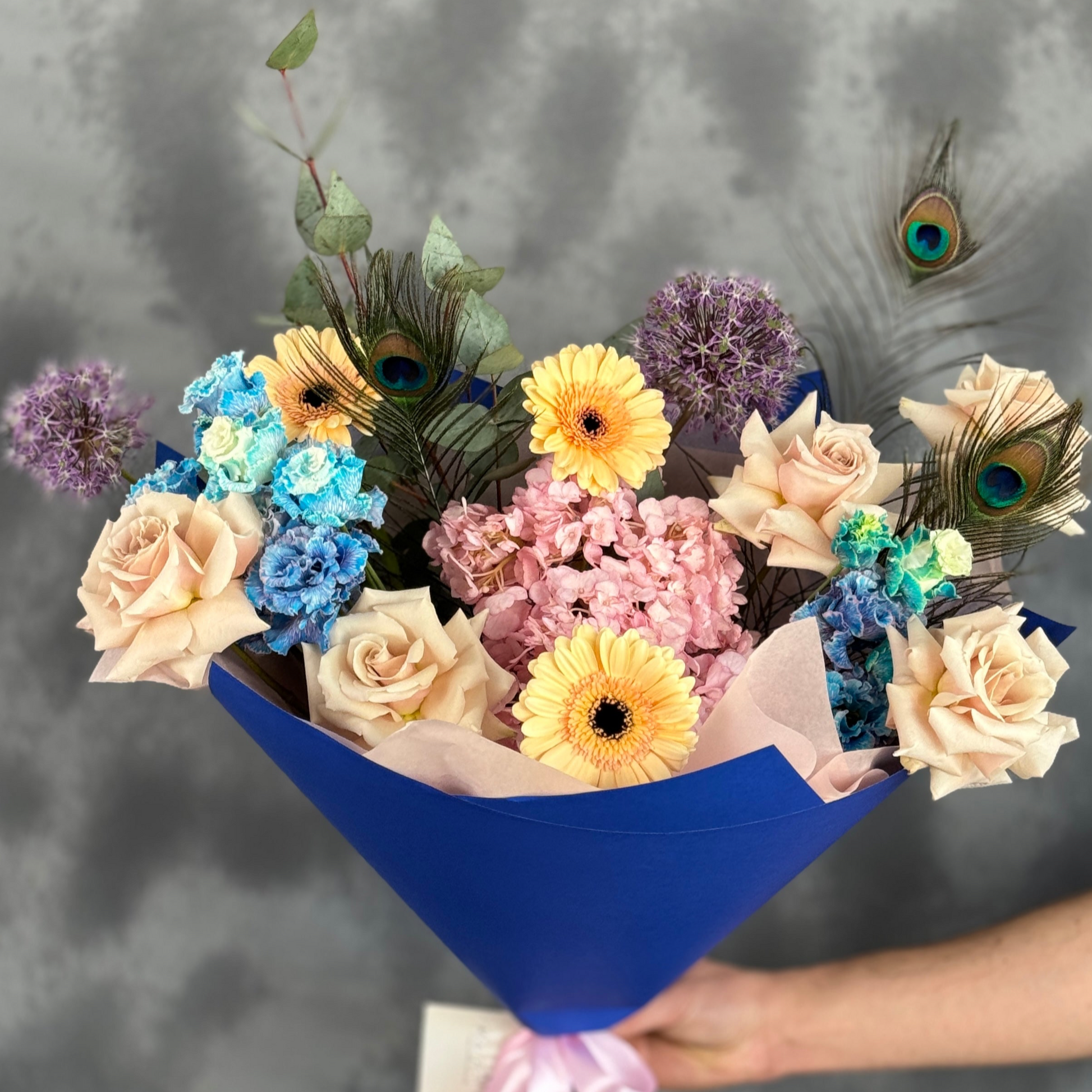 Buchet de flori pentru zi de nastere, ziua mamei, cununie, aniversare, trandafiei, eucalipt, eustoma,florarie floresti Buchet Eternal Sunshine cu hortensie, trandafiri, eustoma VIP, pene de paun, germini și eucalipt