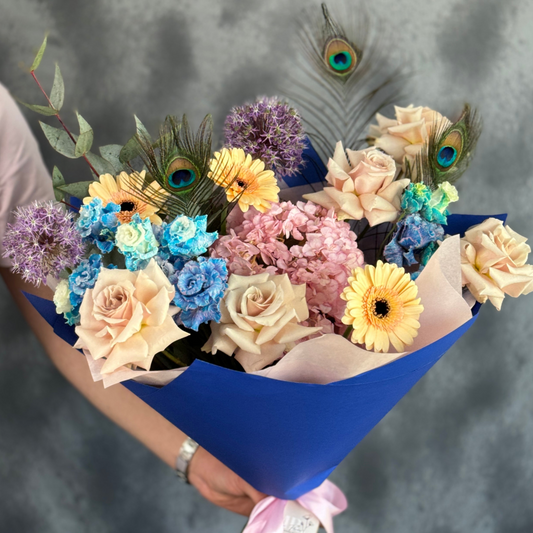 Buchet de flori pentru zi de nastere, ziua mamei, cununie, aniversare, trandafiei, eucalipt, eustoma,florarie floresti Buchet Eternal Sunshine cu hortensie, trandafiri, eustoma VIP, pene de paun, germini și eucalipt