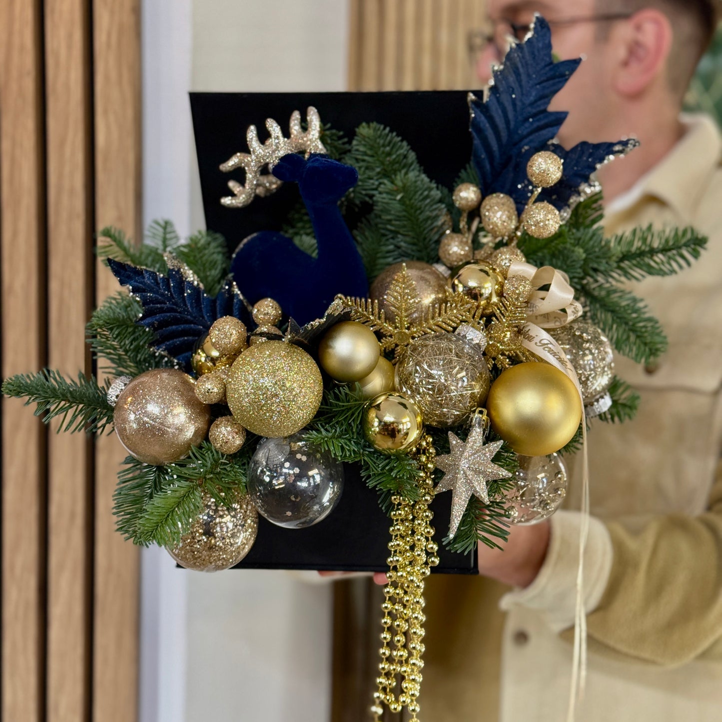 Aranjament Crăciun în nuanțe gold & navy cu brad natural