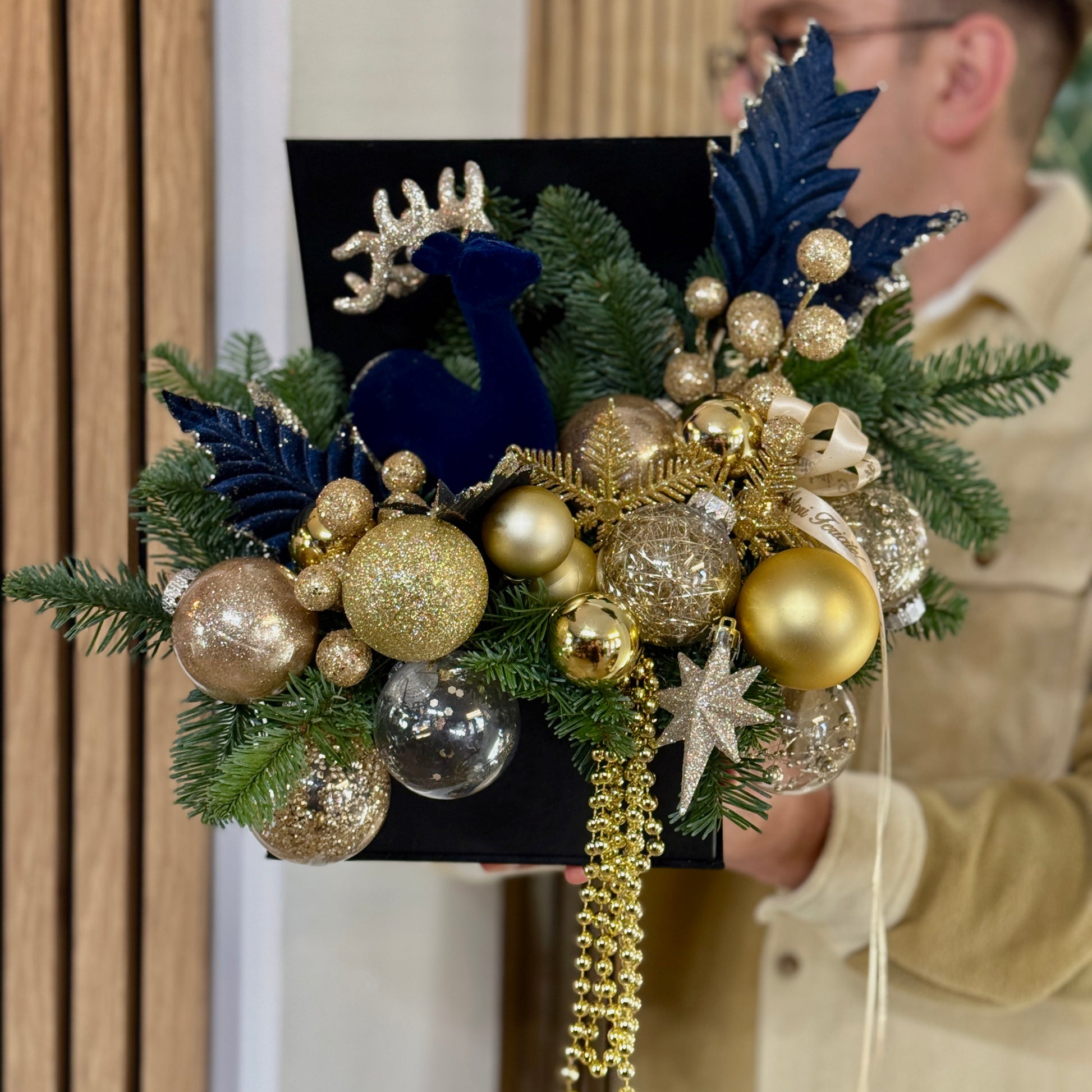 Aranjament Crăciun în nuanțe gold & navy cu brad natural