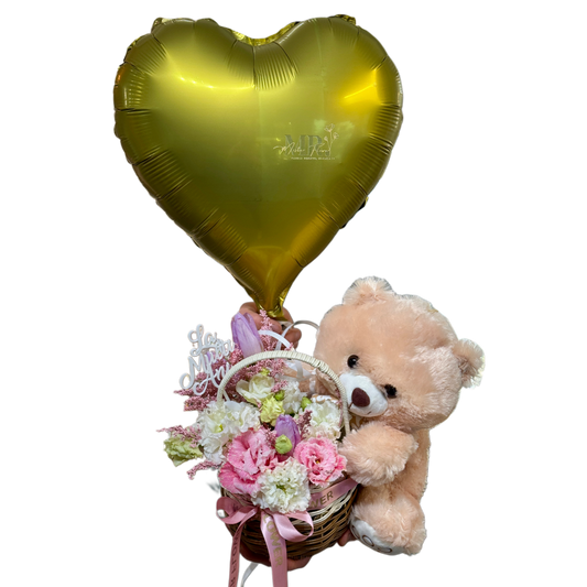Aranjament „Love in a Basket” cu flori, ursuleț și balon inimă – Mister Flower Florești