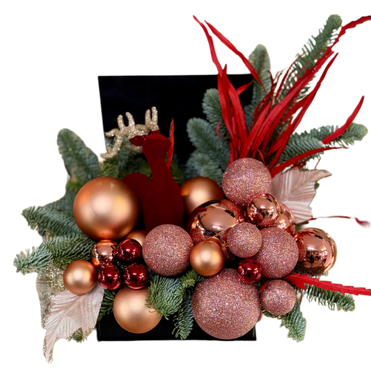 Aranjament Rose Gold Christmas Glam cu globuri rose-gold și brad natural