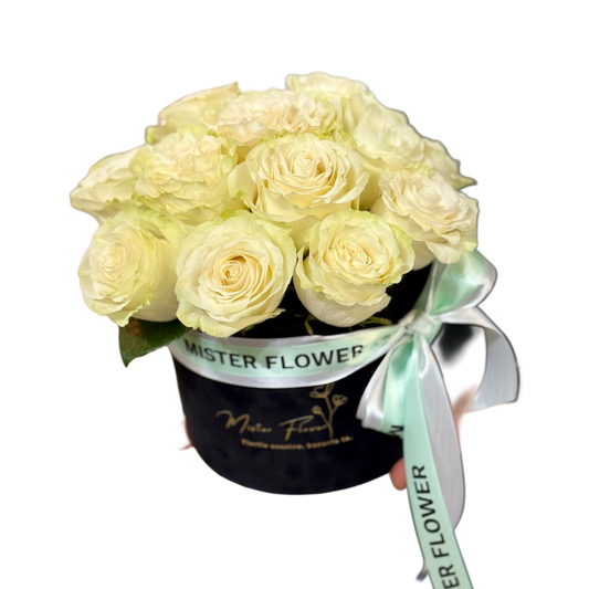 Aranjament cu trandafiri albi în cutie neagră Mister Flower