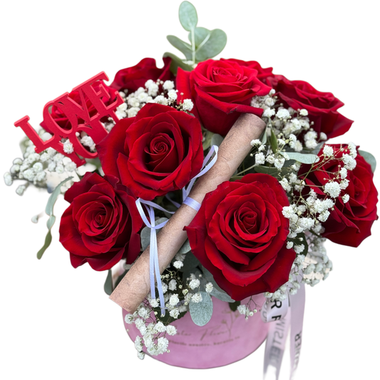 Aranjament cu trandafiri roșii în cutie roz, decor Love – Florăria Mister Flower Florești Cluj