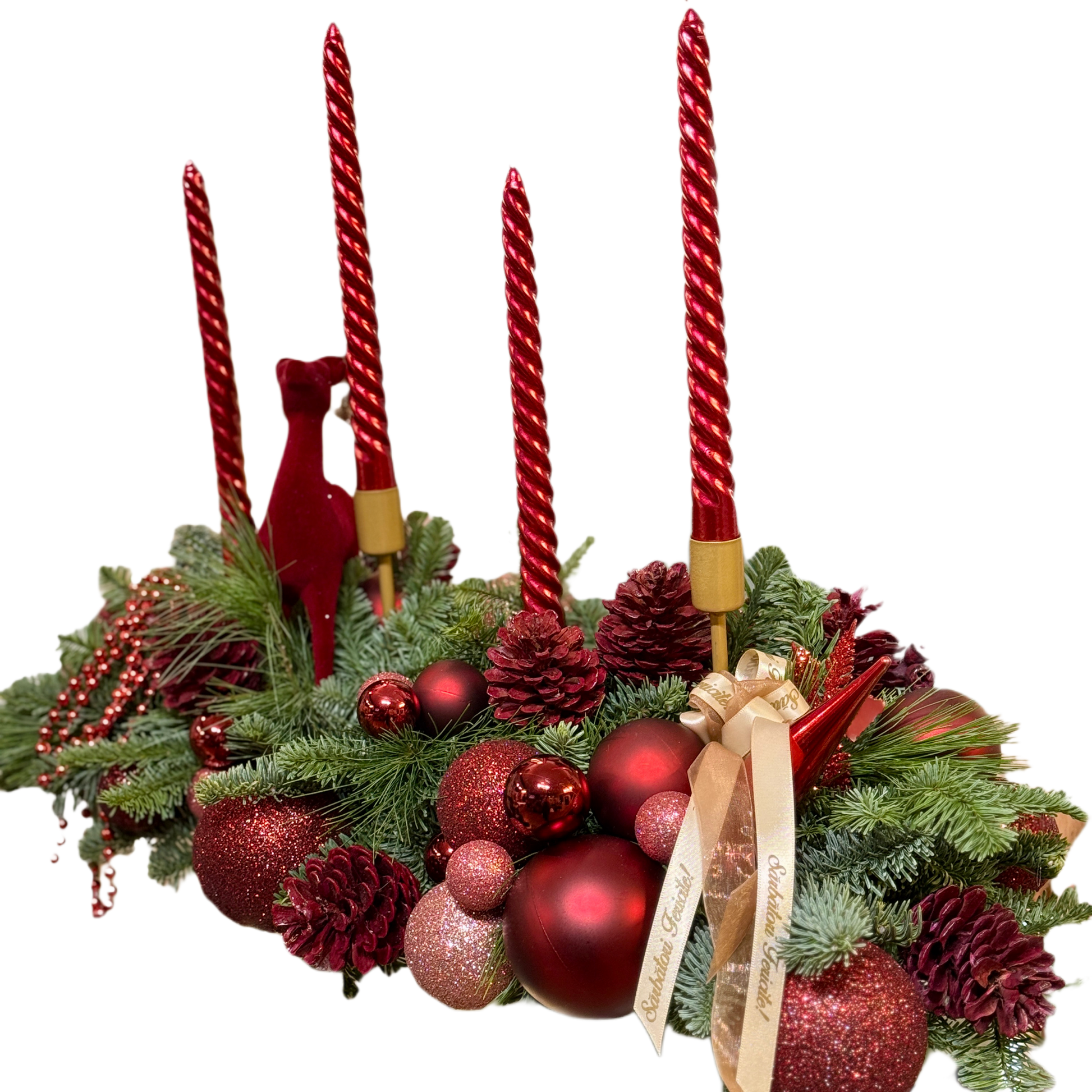 Aranjament de Crăciun cu lumânări roșii și brad natural