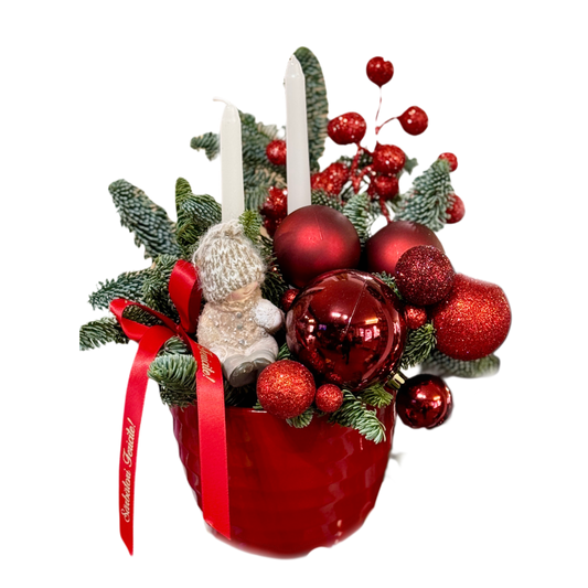 Aranjament festiv de Crăciun cu lumânări și globuri roșii