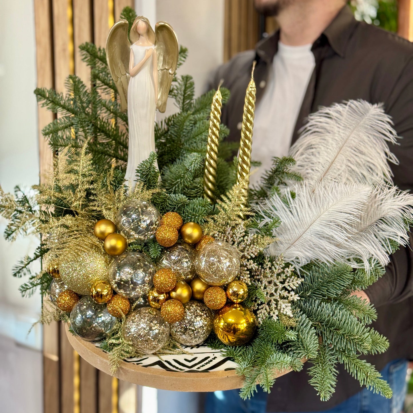 Aranjament festiv elegant cu înger decorativ și globuri aurii