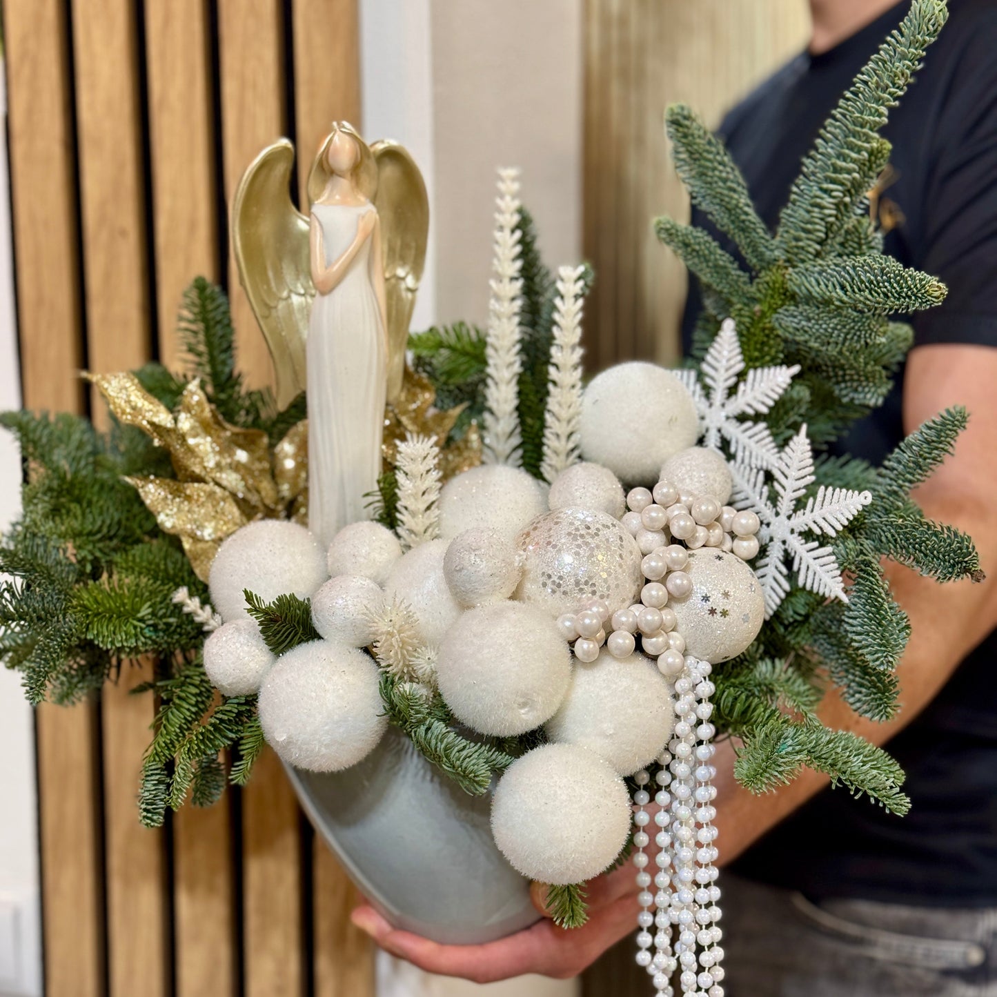 Aranjament festiv elegant cu înger, globuri albe și brad