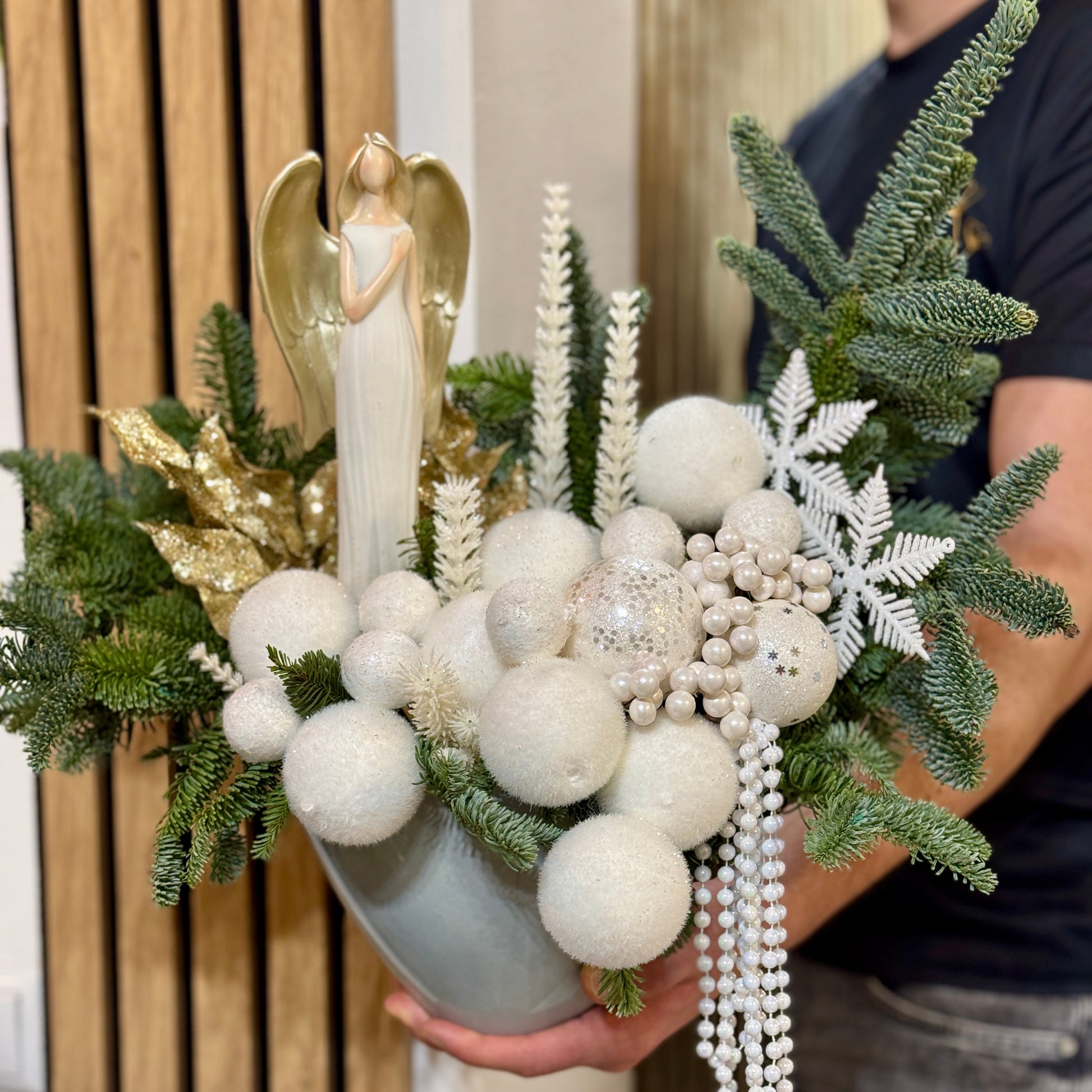 Aranjament festiv elegant cu înger, globuri albe și brad