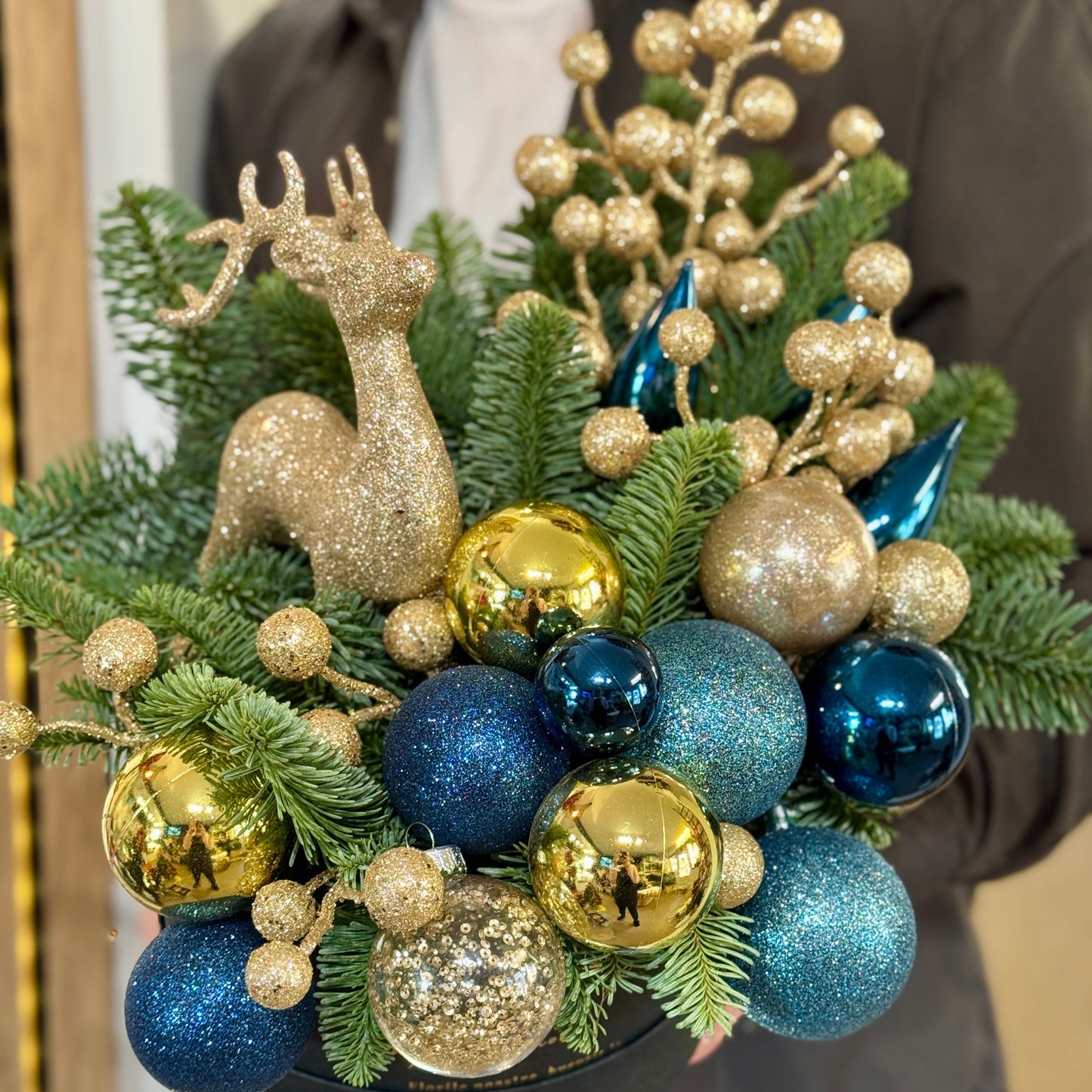 Aranjament festiv elegant cu ren, brad și accente aurii