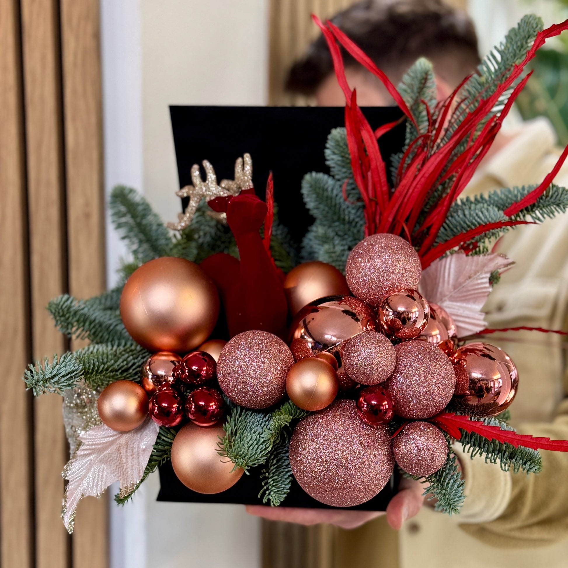 Aranjament festiv modern în cutie neagră cu decor rose-gold