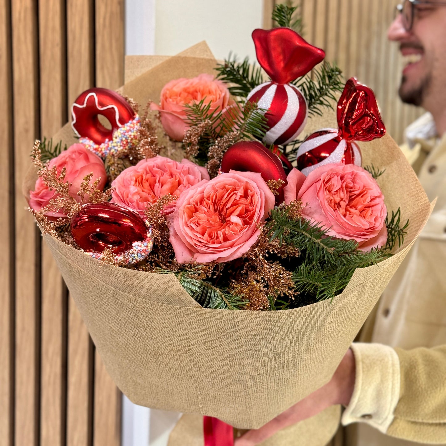 Aranjament floral Candy Rose în nuanțe de roz și roșu