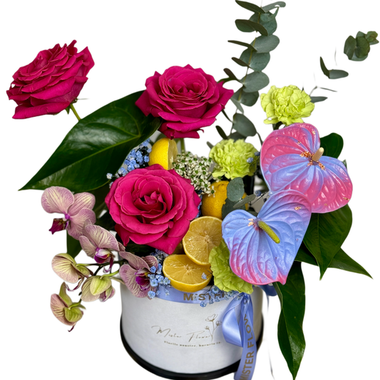 Aranjament floral Lemon Rose Delight cu trandafiri fucsia, orhidee, anthurium și lămâie decorativă – livrare Cluj și Florești