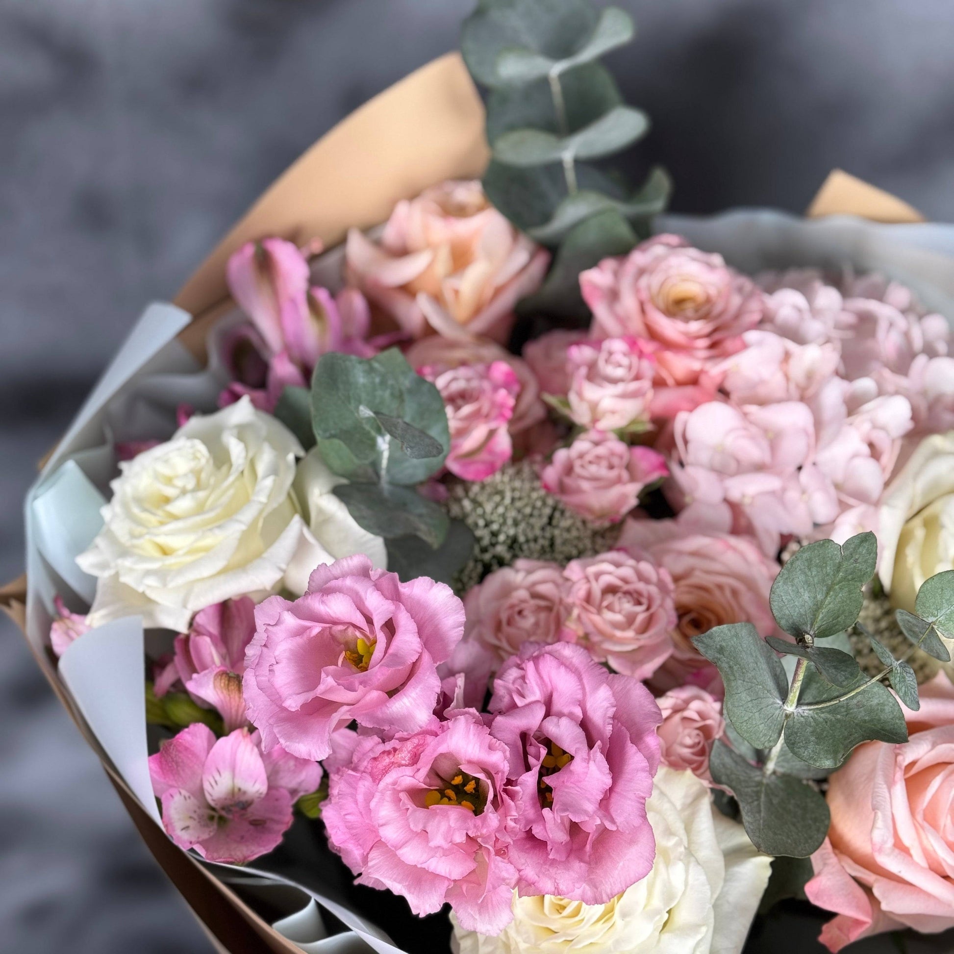 Aranjament floral cu hortensii roz, trandafiri pastel și accente de eucalipt, perfect pentru aniversări și evenimente în Florești, Cluj.