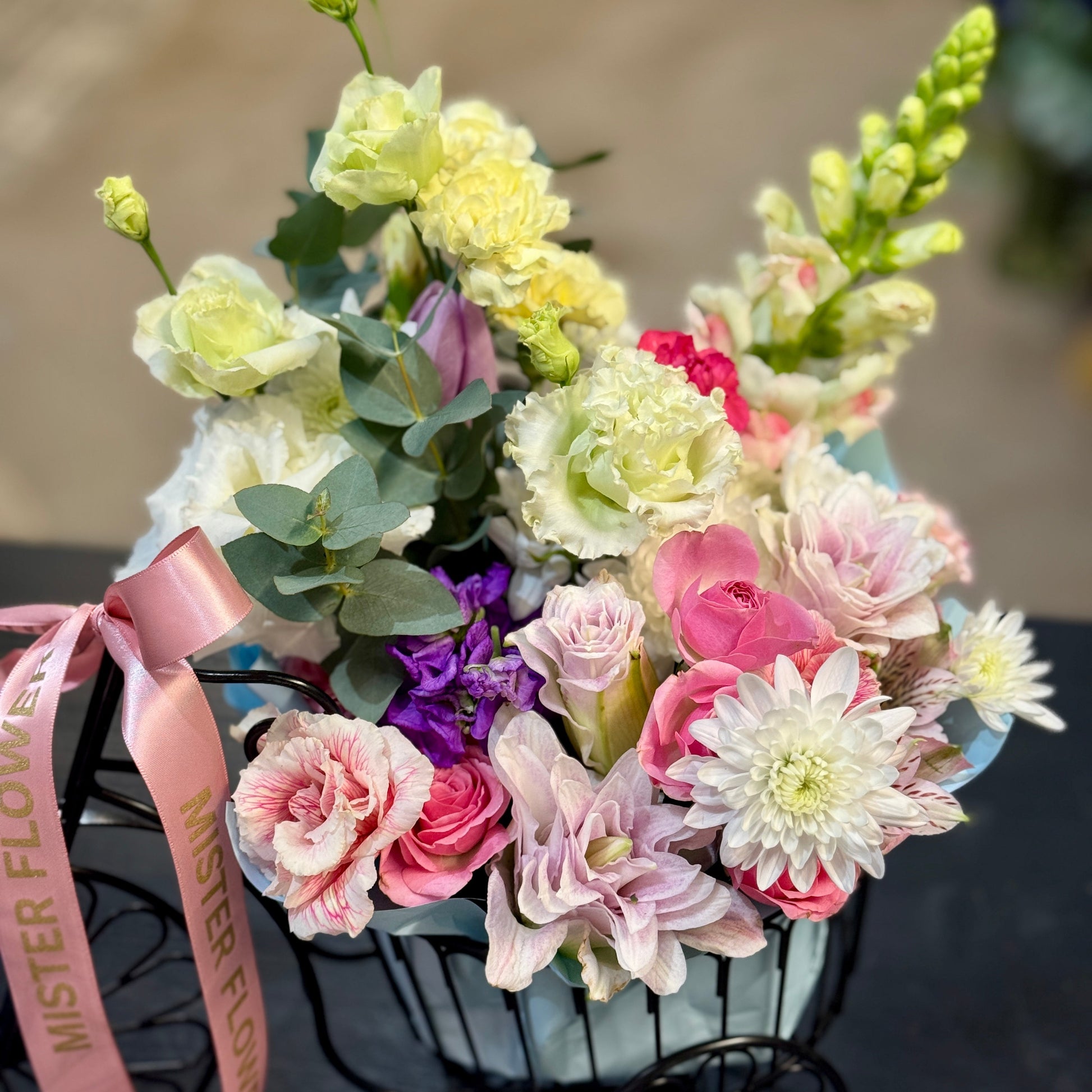 Aranjament floral elegant în suport bicicletă pentru 8 Martie și Valentine’s Day, realizat în Florești