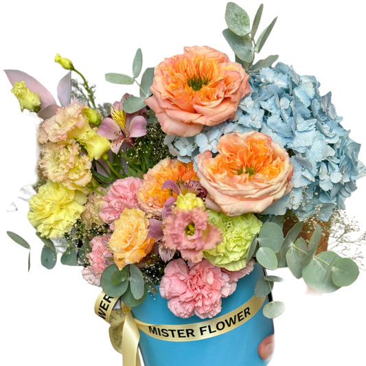 Aranjament floral mixt în cutie albastră cu hortensii și trandafiri corali – Florăria Mister Flower Florești Cluj