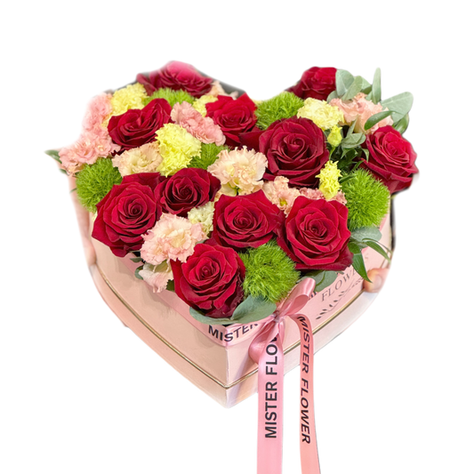 Aranjament floral în cutie inimă cu trandafiri roșii și flori mixte – Florăria Mister Flower Florești Cluj