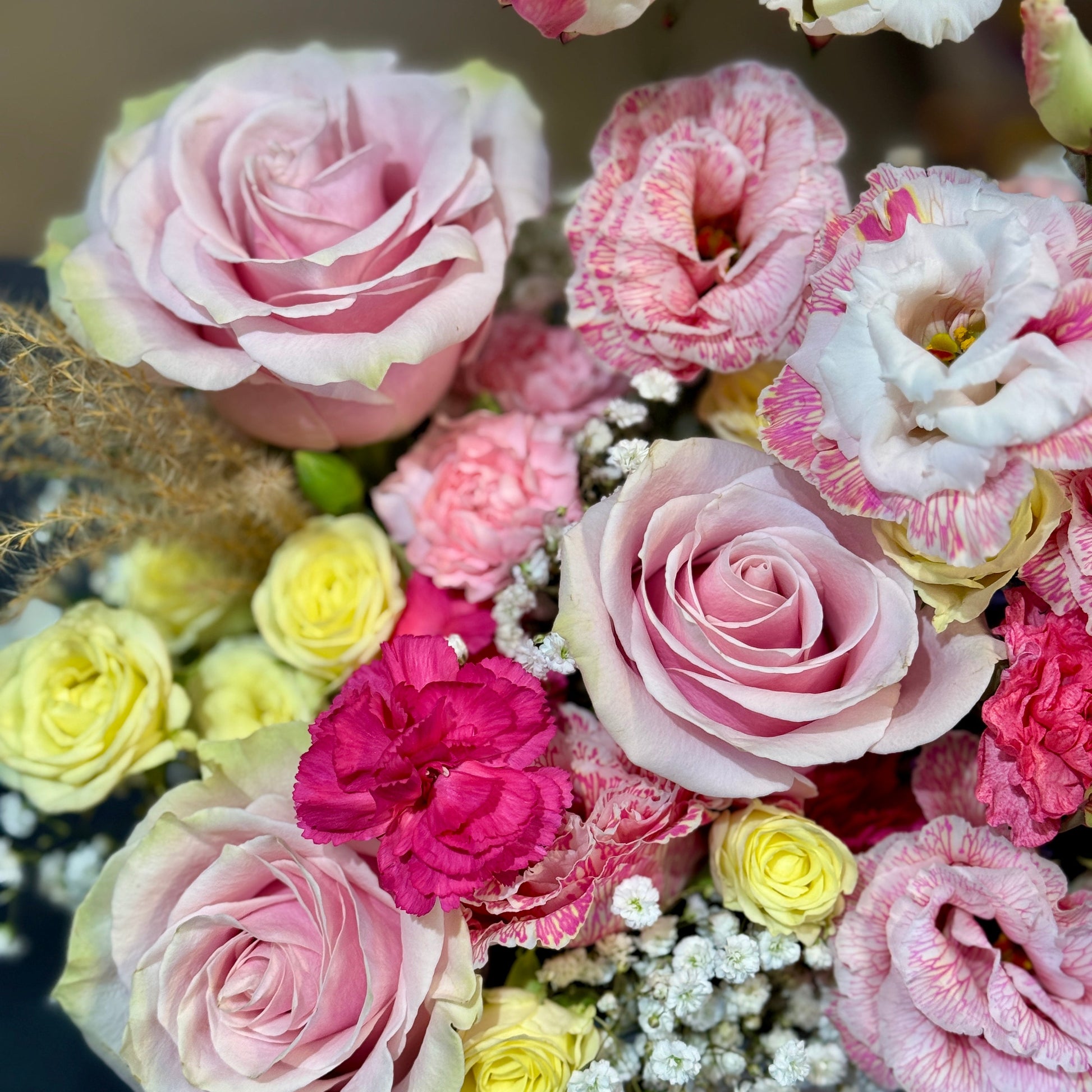 Aranjament pastel în coș alb – livrare Florești și Cluj