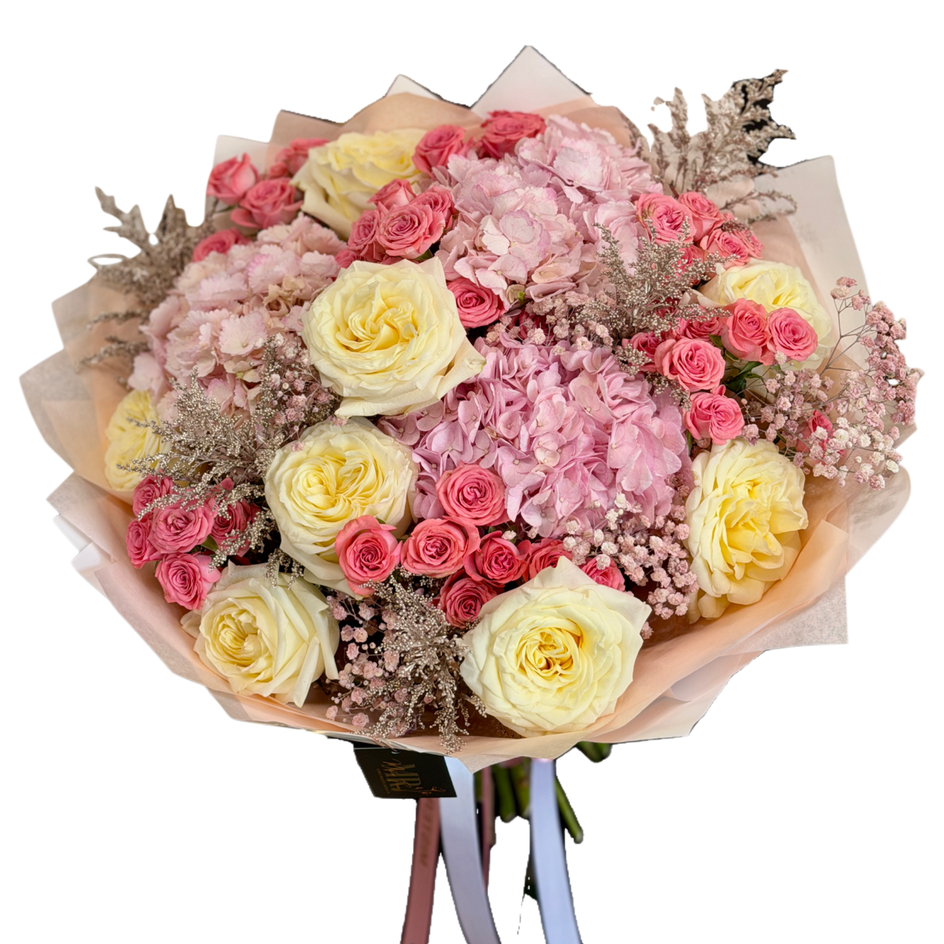 Buchet Pink Duchess cu hortensii roz, trandafiri crem și miniroze roz realizat de Mister Flower
