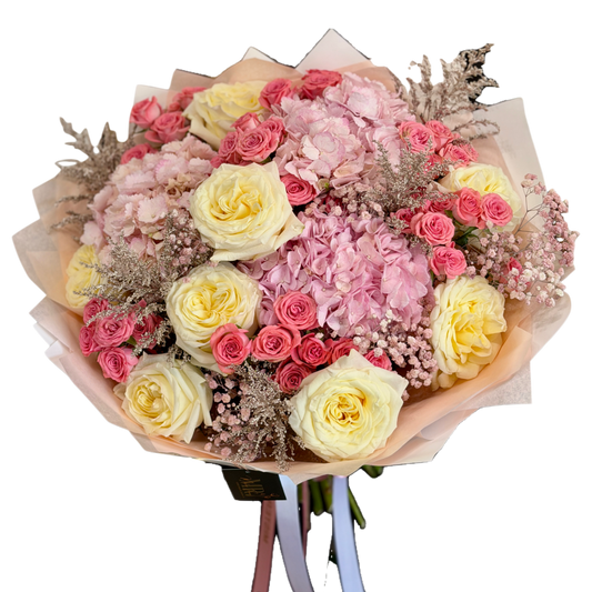 Buchet Pink Duchess cu hortensii roz, trandafiri crem și miniroze roz realizat de Mister Flower