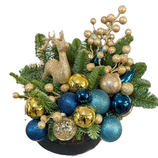 Blue & Gold Reindeer – aranjament de Crăciun cu ren decorativ și globuri albastre