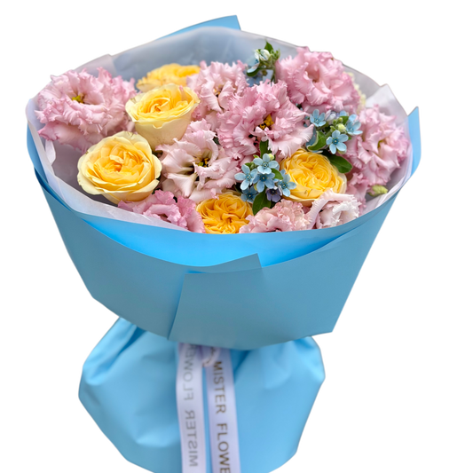 Buchet de flori roz și galbene în ambalaj bleu – Mister Flower Cluj