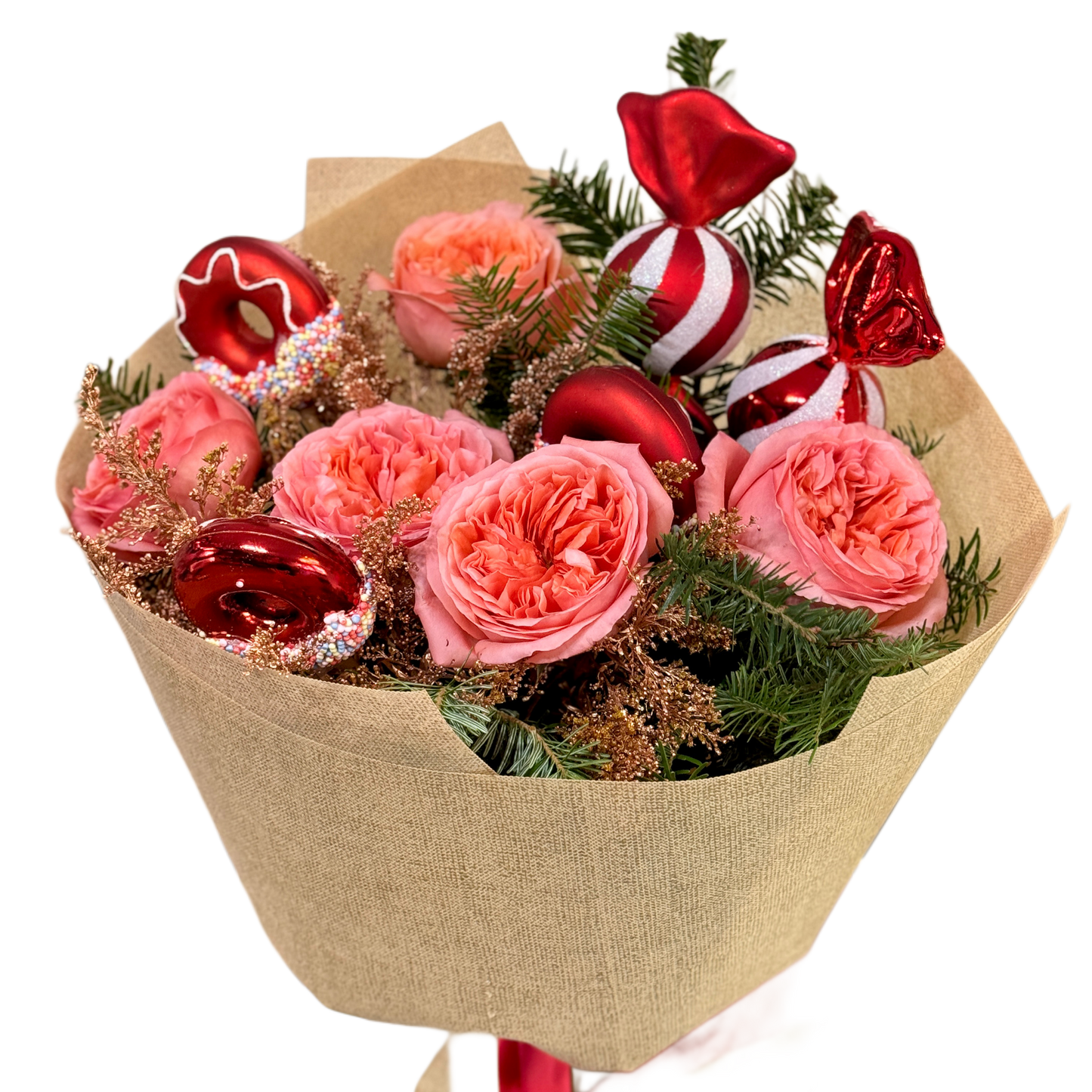 Buchet Candy Rose cu trandafiri roz și decorațiuni roșii de Crăciun