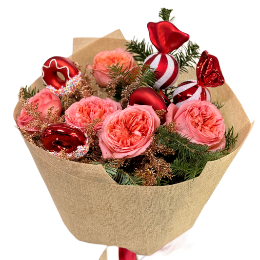 Buchet Candy Rose cu trandafiri roz și decorațiuni roșii de Crăciun
