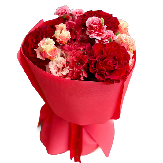 Buchet Crimson Kiss cu trandafiri și flori roșii – Mister Flower Cluj